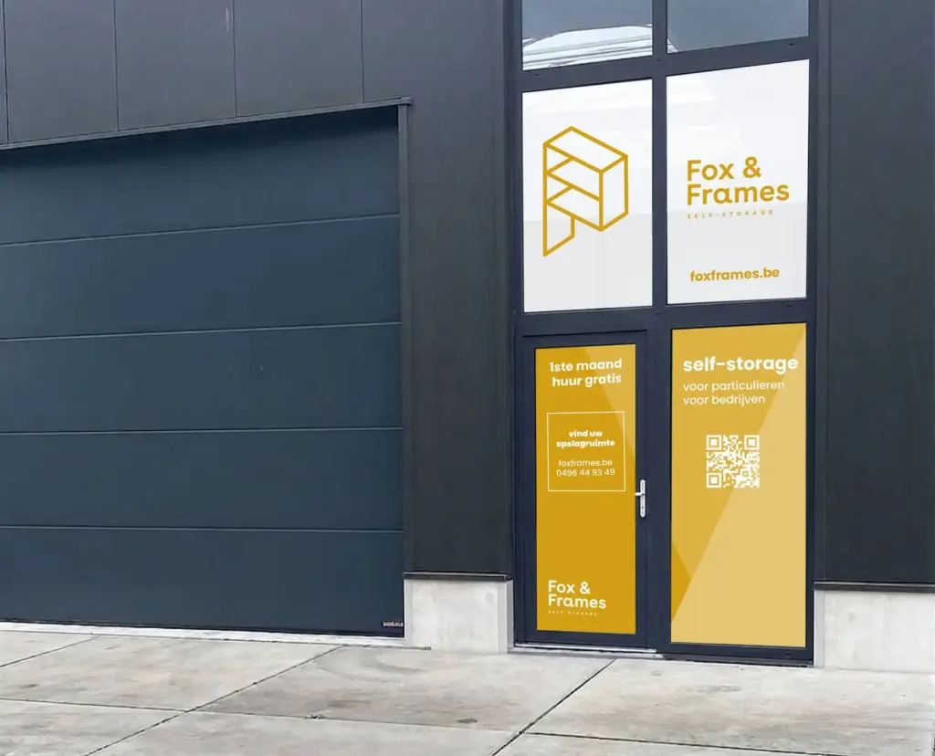 Gevel van Fox & Frames Self Storage in Sint-Truiden met logo en welkomstactie